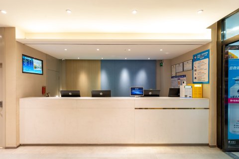 万好酒店(西宁火车站新千夜市店)