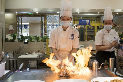 龙跃国际大酒店(威海高铁站韩乐坊店)