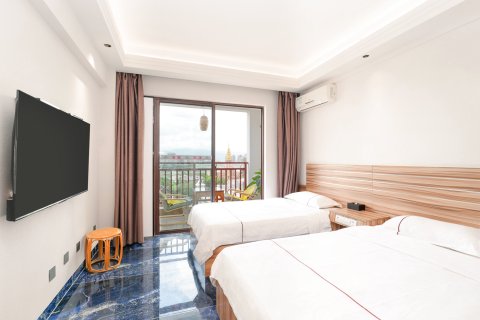 西双版纳石宝大酒店(告庄星光夜市店)