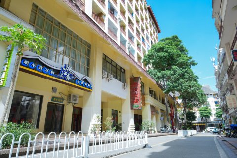 西双版纳石宝大酒店(告庄星光夜市店)