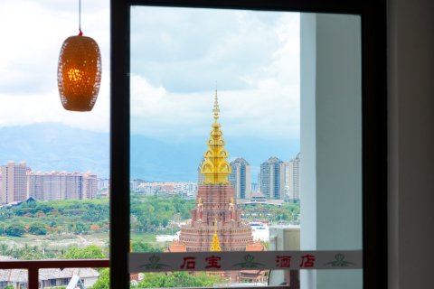 西双版纳石宝大酒店(告庄星光夜市店)