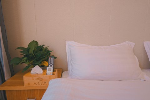 前苑后院民宿(响沙湾店)