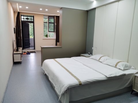 茶物语和龙日租房民宿(秀湖街分店)