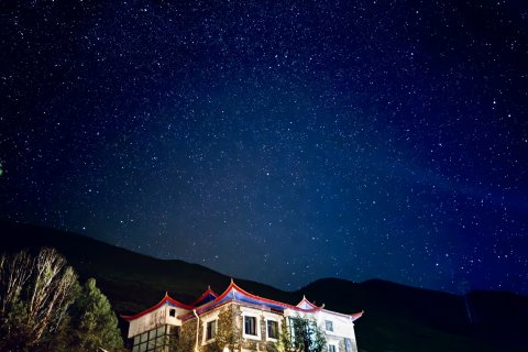 康定稞马山居民宿(新都桥店)