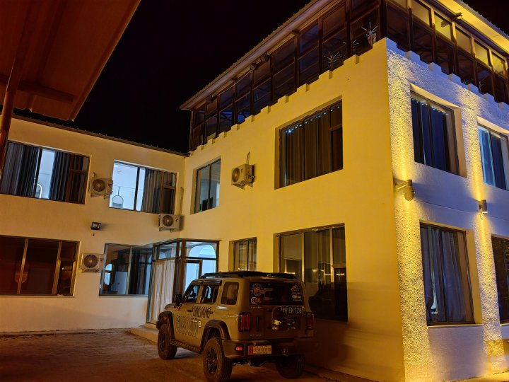 坝上草原喜阳洋小酒馆