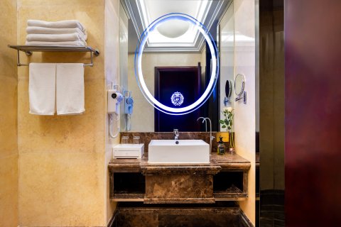 鹤壁中凯铂爵酒店(市政府高铁东站店)