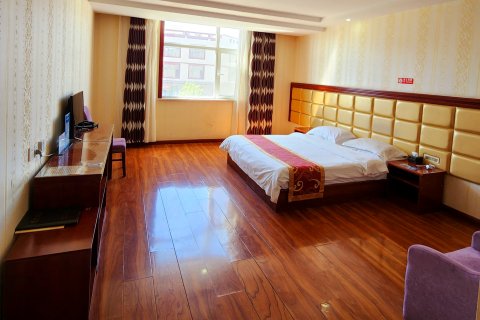 大柴旦华庭商务宾馆(翡翠步行街店)