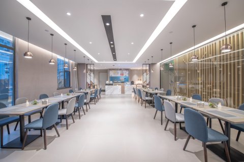 如家商旅酒店(南宁金湖广场地铁站店)