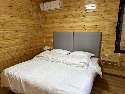青云山里森林木屋