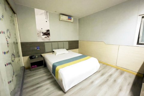 易佰酒店(凤鸣金街汽车站店)