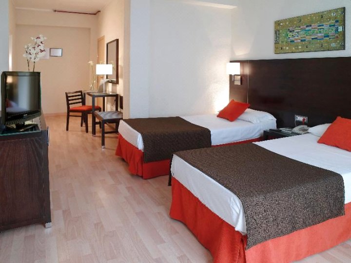 阿多尼斯佩里诺酒店(Hotel Adonis Pelinor)