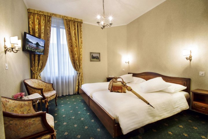 国际奥拉克历史湖畔酒店(International au Lac Historic Lakeside Hotel)