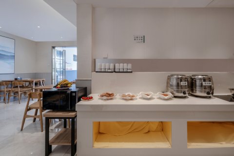 曼·酒店(昆明火车站塘子巷地铁站店)