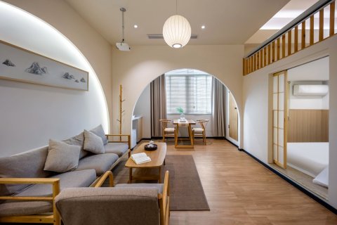 柏邻鸟·民宿(万象城龙眼路美食街店)