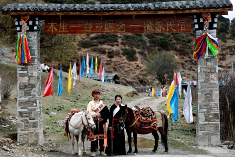 谷乡阿爸藏家民宿(木里康坞大寺店)