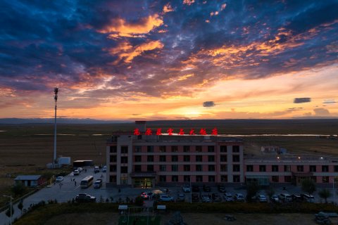 青海湖高原蓝宝石大饭店