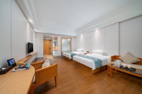 东方国金酒店(海东方沙滩公园店)