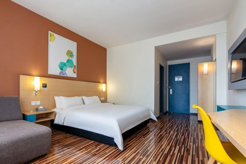 平舆世纪星酒店(汽车站龙腾大厦店)