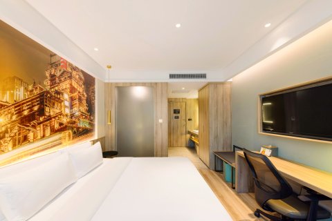 重庆解放碑亚朵酒店