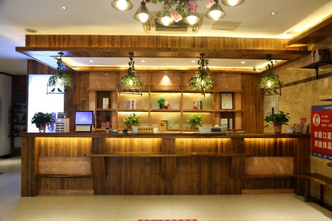 句容水月清华酒店(宁杭路崇明地铁站店)