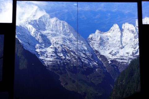 猫在雨崩雪山观景民宿