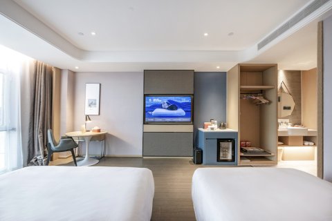 阿勒泰万驰广场迎宾路亚朵酒店