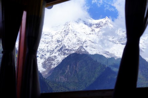 猫在雨崩雪山观景民宿