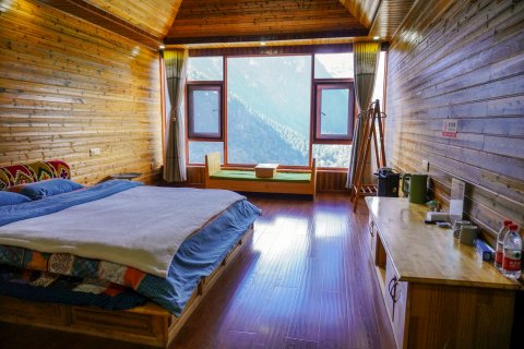 猫在雨崩雪山观景民宿