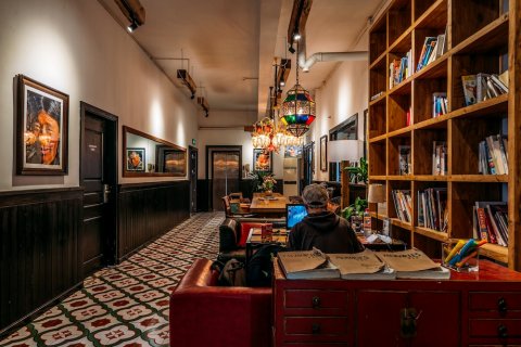 POSHPACKER拖板鞋青年旅舍旅行酒店(成都太古里春熙路地铁站店)