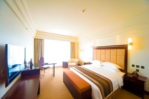 成都金府华美达大酒店(欢乐谷新桥地铁站店)