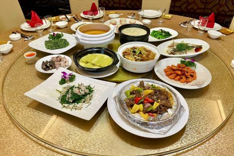 黄金国际假日酒店(普宁池尾高速收费站店)