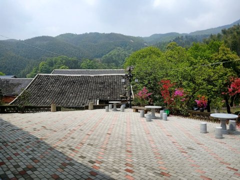 房东邓辉特色民宿(花谷路分店)