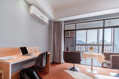 雅客大酒店(龙潭国家湿地公园金山银山人民广场)