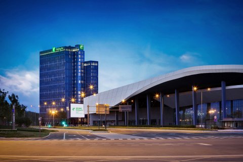 成都秦皇假日酒店(西博城店)