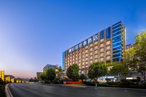 铂晶轻奢酒店(省耕公园店)