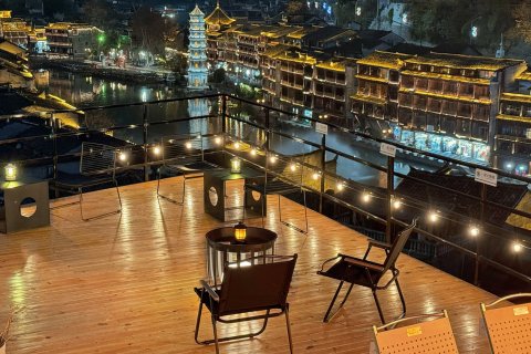 九野半山全景民宿(凤凰古城店)