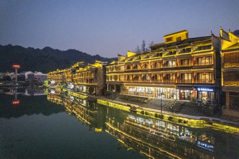 诗和远方江景民宿(凤凰沱江云桥店)