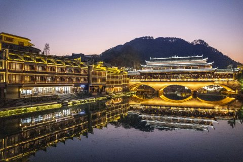 诗和远方江景民宿(凤凰沱江云桥店)