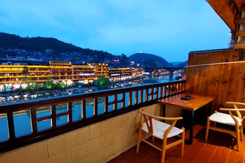 凤凰悠乐居｜沱江中心180°夜景江景民宿(凤凰古城景区店)