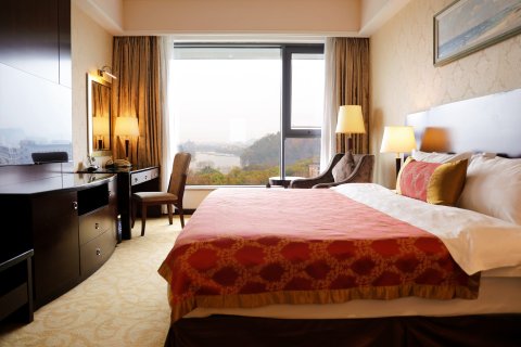 桂林漓江大瀑布饭店(象鼻山两江四湖店)