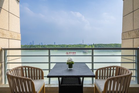 昆山花桥中城假日酒店