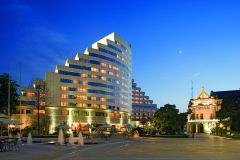 西安索菲特人民大厦(钟鼓楼五路口地铁站店)