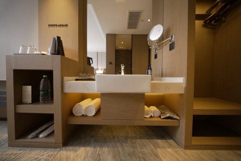 乔治莫兰迪酒店(潍坊寒亭高铁北站店)