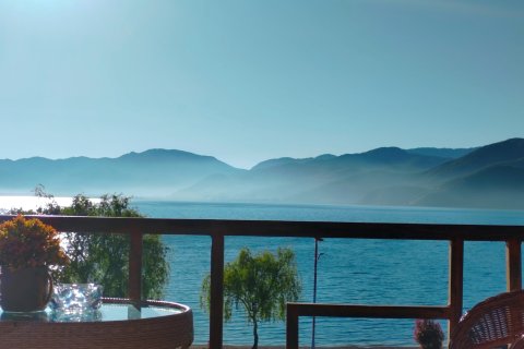 泸沽湖水岸花宿客栈