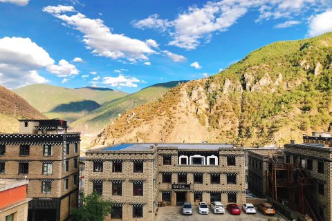 稻城高原反映主题酒店