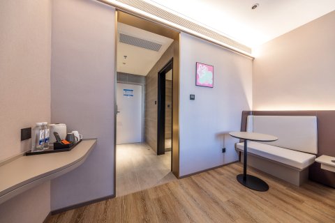 兴垣酒店(民和海鸿国际广场店)