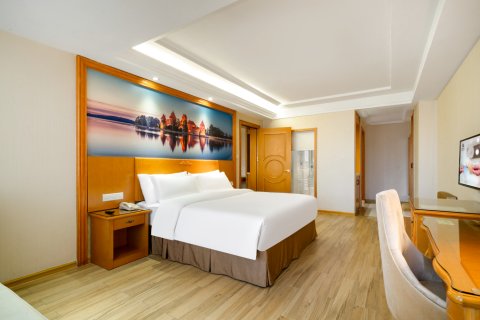 维也纳国际酒店(深圳石岩上屋地铁站店)