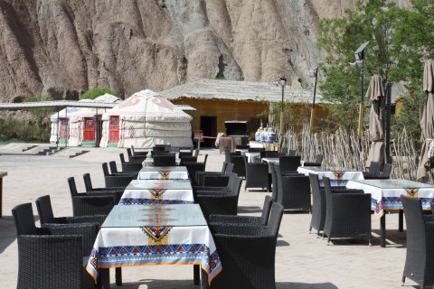 七彩丹霞靠山大营自驾游山庄