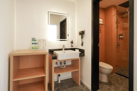 九格玥程酒店(云飞街凌河夜市店)