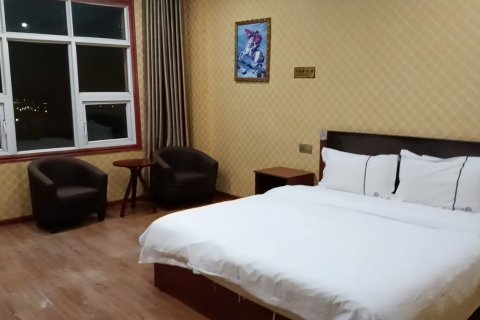 理塘轩源大酒店